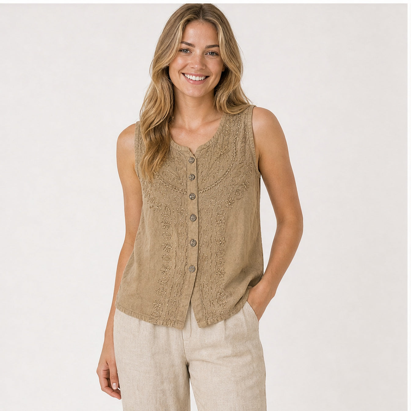 HS Mouwloos Shirt - Meerdere Kleuren - Camel Borduursel - op model