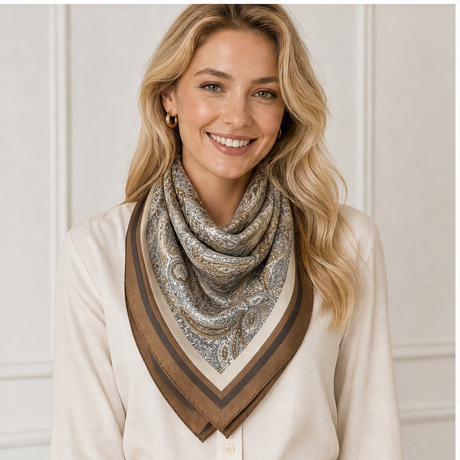 HS Zijde Look Sjaal 70x70 - Taupe Paisley Bruine Rand - op model