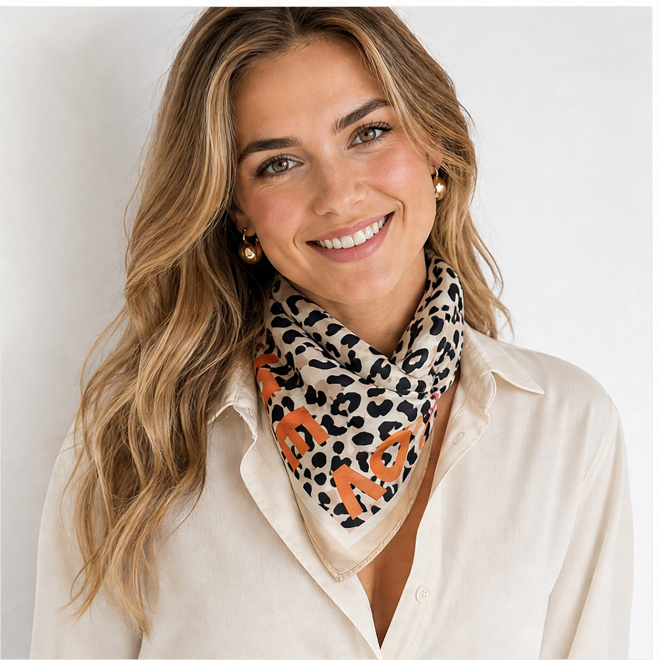 HS 70x70 Satijnen Look Sjaal Animalprint - Meerdere Prints - Leopard Love Print - gedragen op model