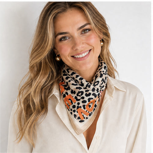 HS 70x70 Satijnen Look Sjaal Animalprint - Meerdere Prints - Leopard Love Print - gedragen op model