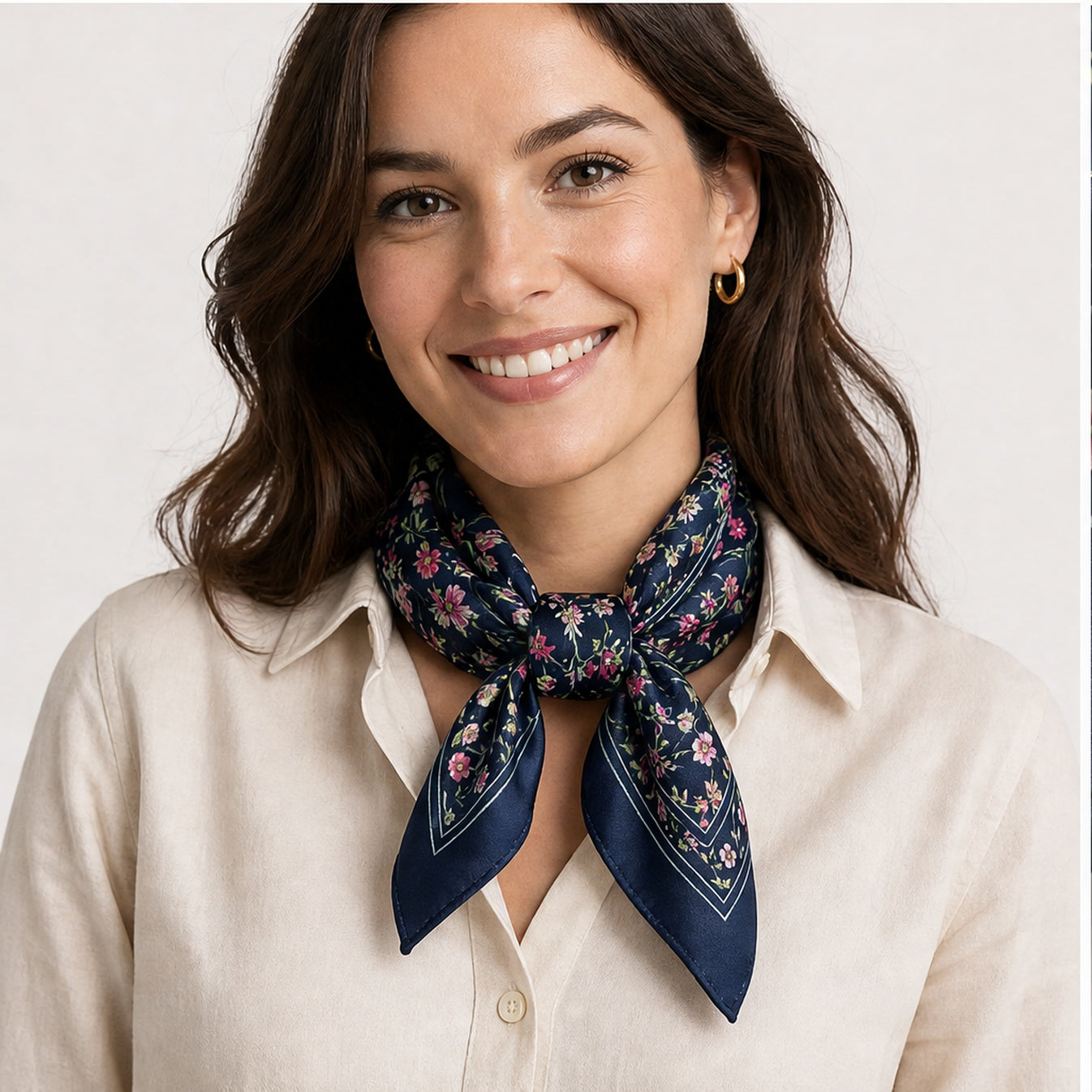 HS 70x70 Satijnen Look Sjaal Bloemenprint - Meerdere Prints - Navy Bloemenprint - gedragen op model