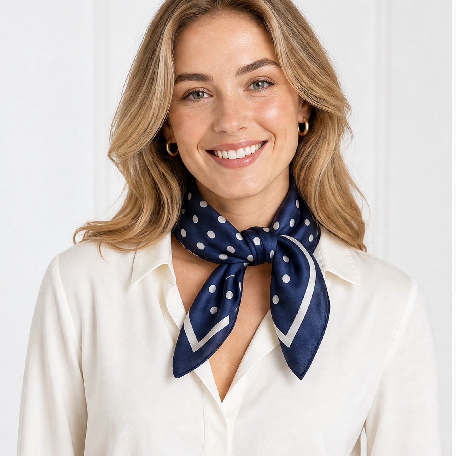 HS 70x70 Satijnen Look Sjaal Stippenprint - Meerdere Kleuren - Navy Witte Stippen - gedragen op model