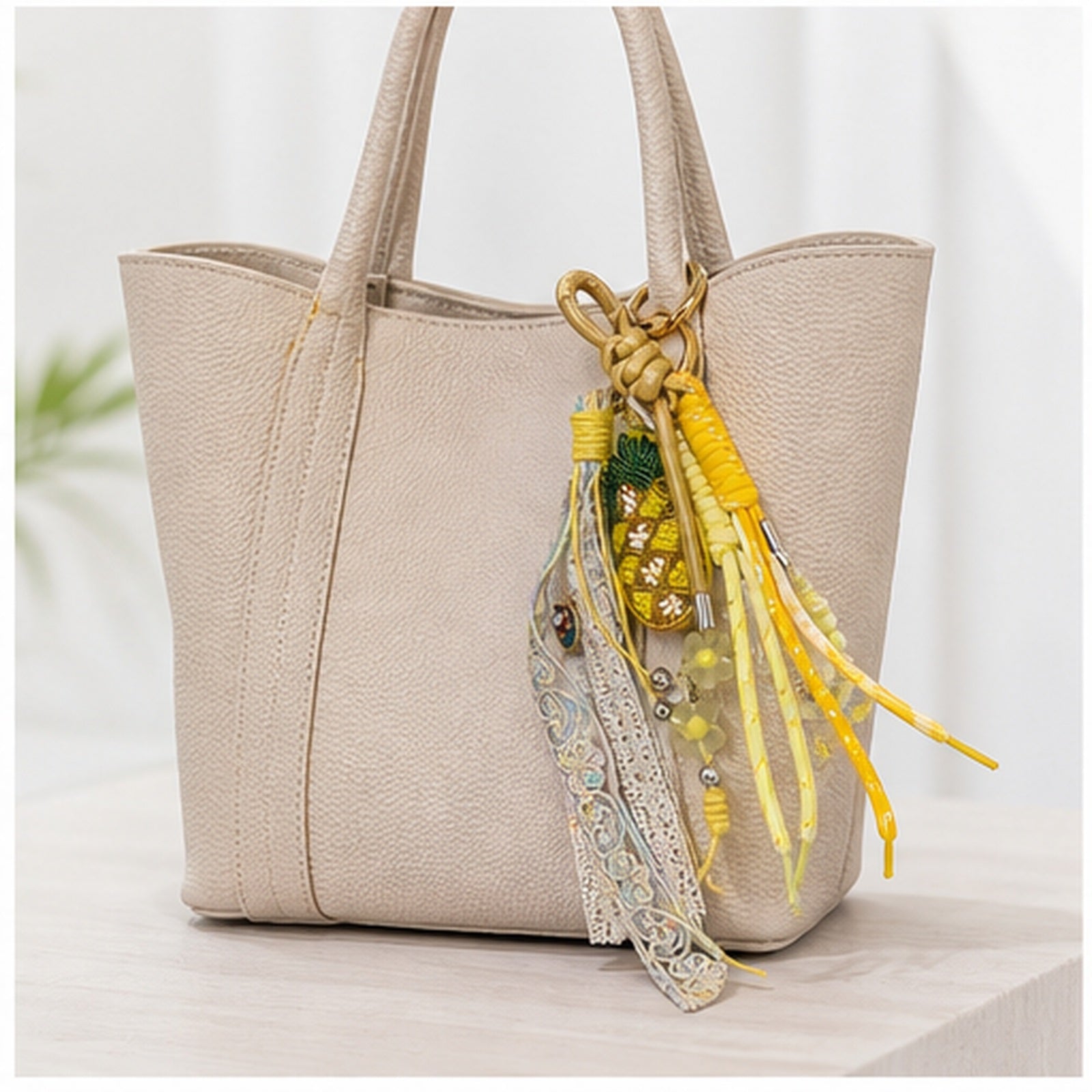 HS Fashion Tassenhanger - Beige design 34 - Beige design 34 - on model