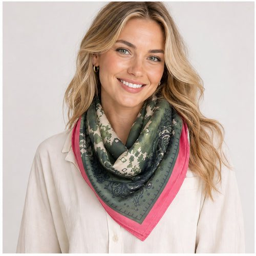 HS Zijde Look Sjaal 70x70 - Donkergroen Paisley Fuchsia Rand - op model