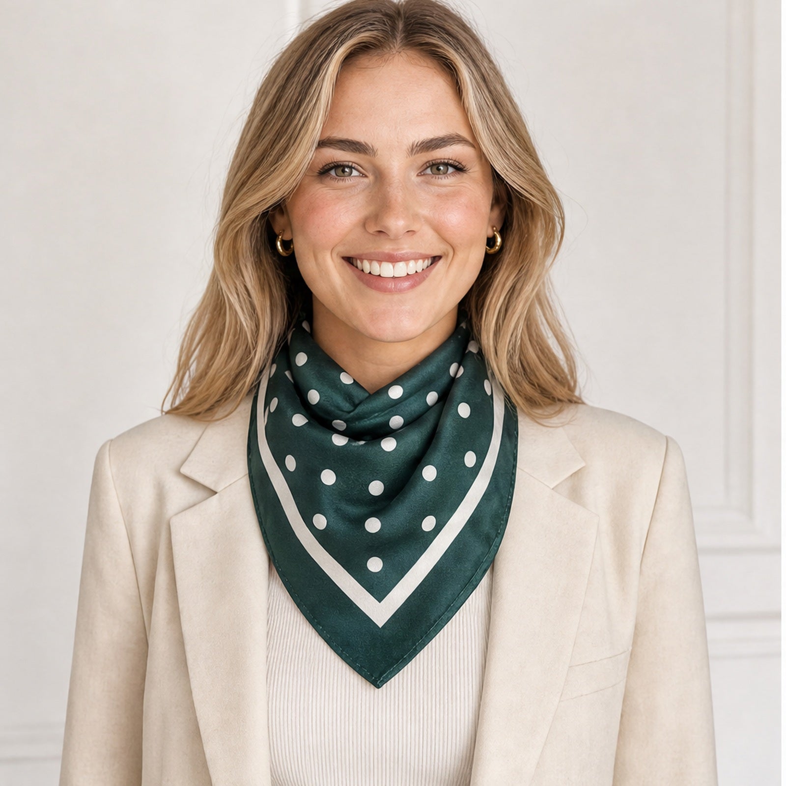 HS 70x70 Satijnen Look Sjaal Stippenprint - Meerdere Kleuren - Groen Witte Stippen - gedragen op model