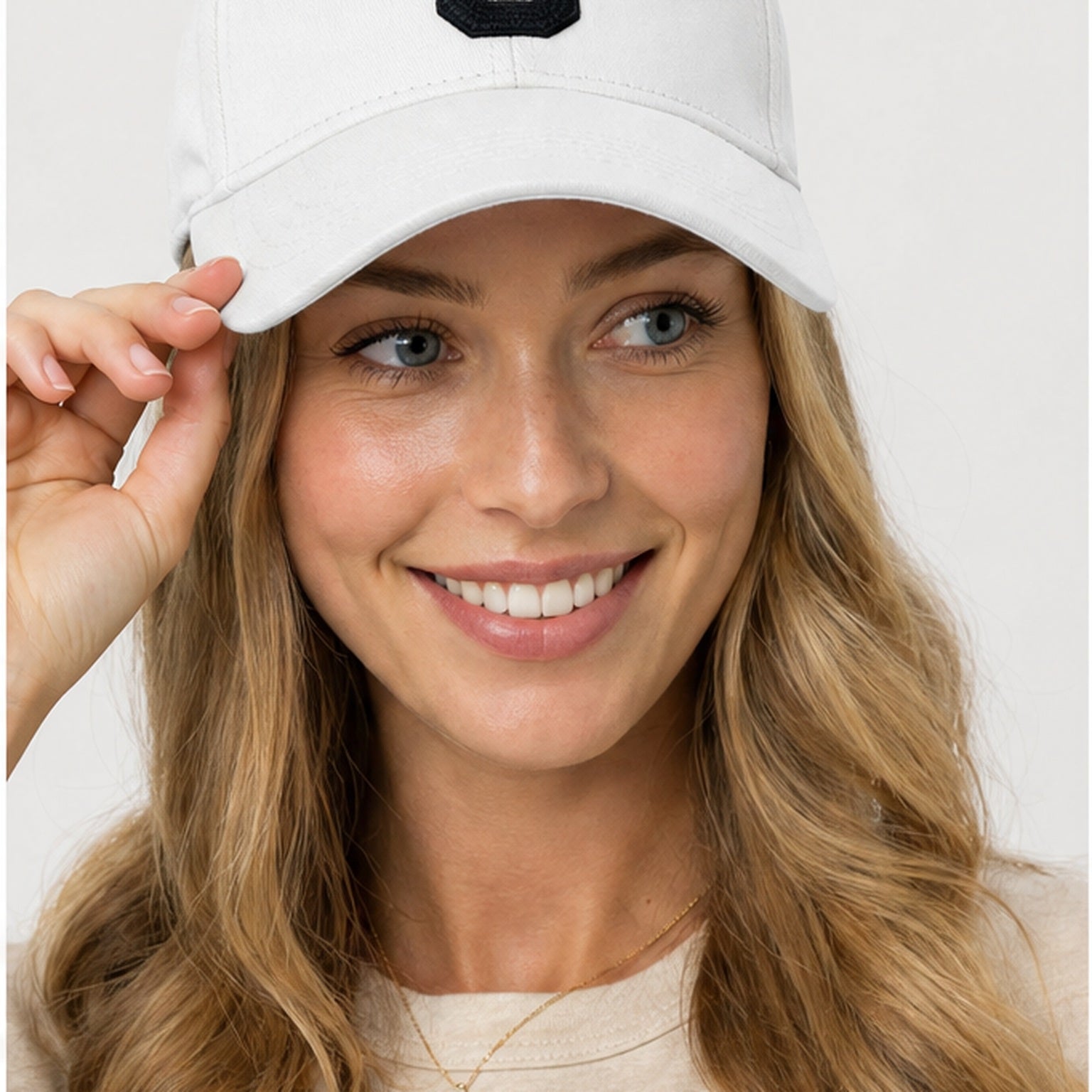 HS petje Wit Zwarte C Patch - gedragen op model