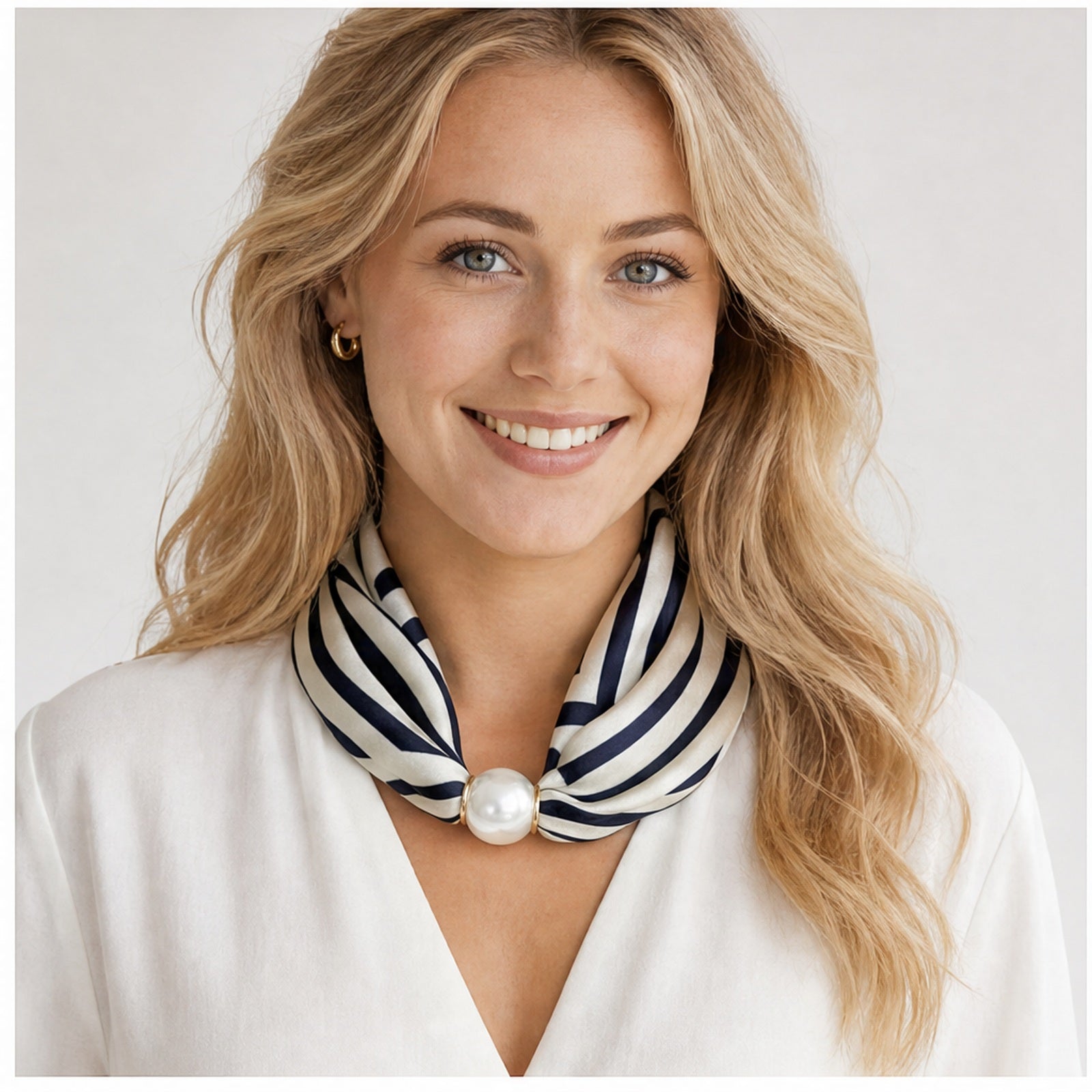 HS Parelsjaal - Meerdere Prints - Navy Beige Strepen - gedragen op model
