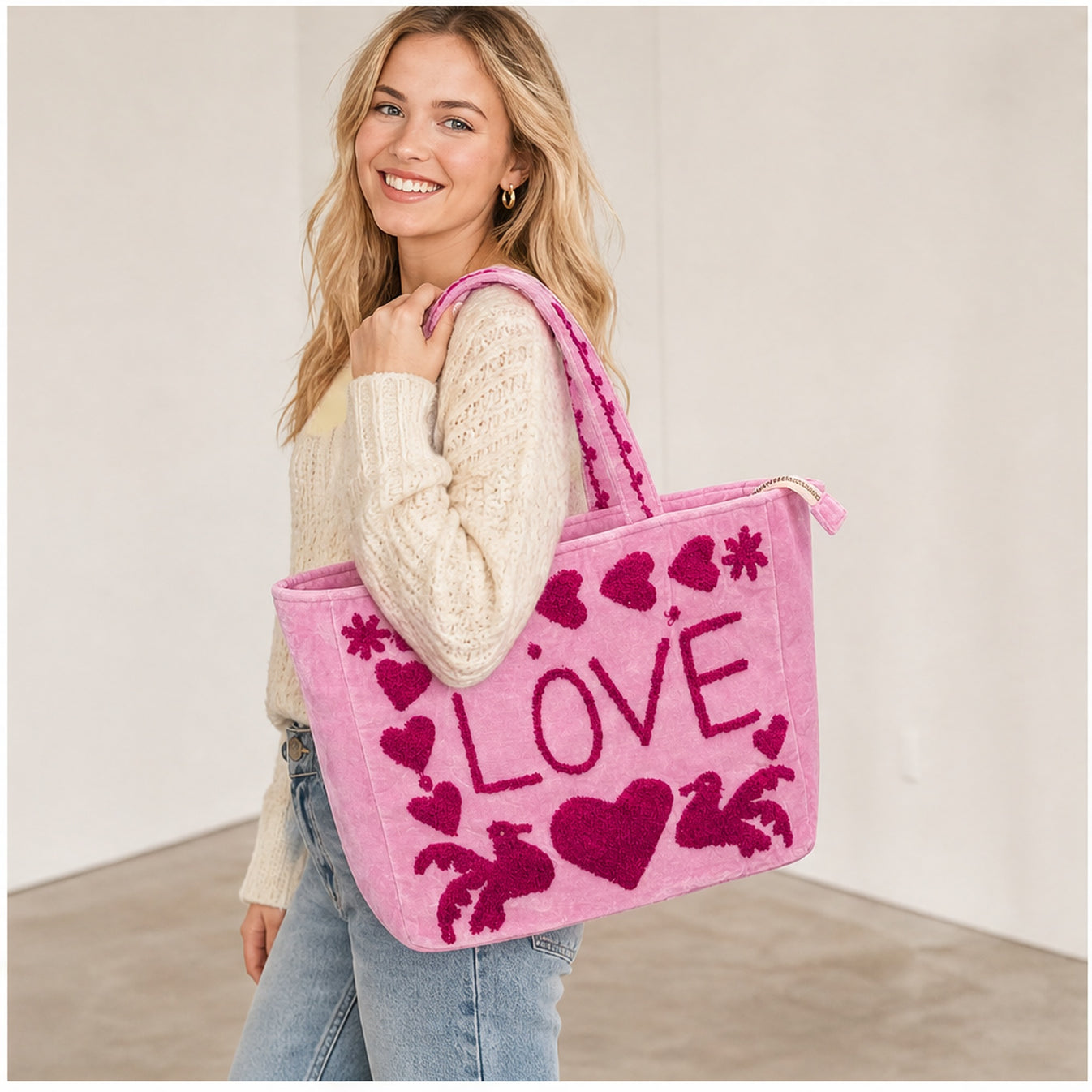 HS Velvet Tas Love Peace Lichtroze - gedragen op model