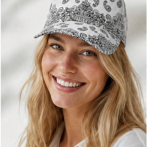 HS petje Wit Paisley Print - gedragen op model