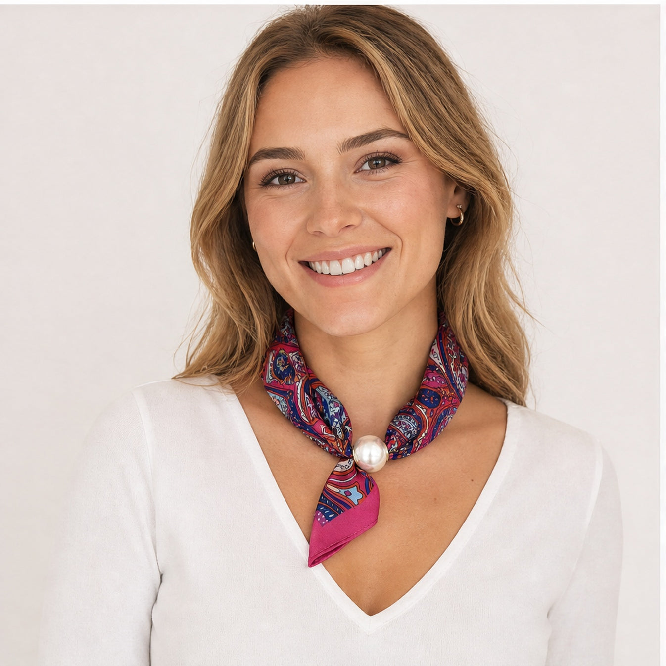 HS Parelsjaal Satijnprint - Meerdere Prints - Fuchsia Paisley - gedragen op model