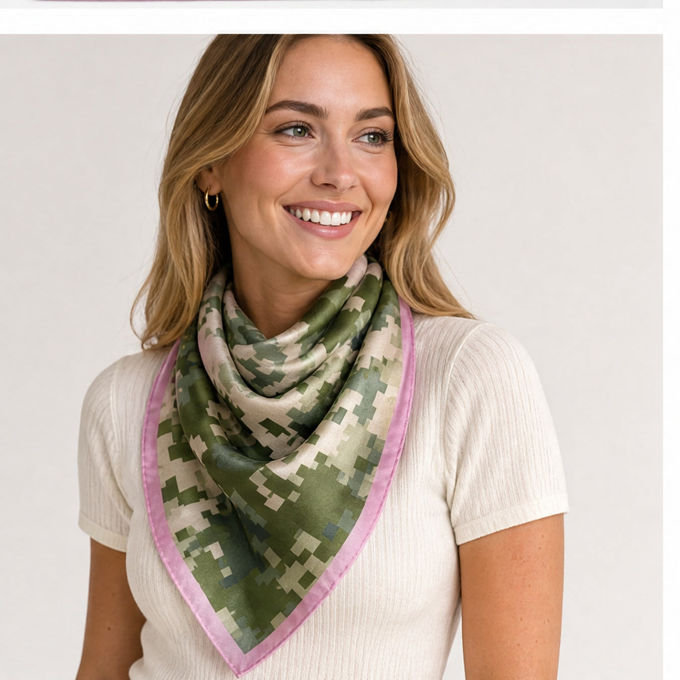 HS Zijde Look Sjaal 70x70 - Legergroen Pixel Roze Rand - op model
