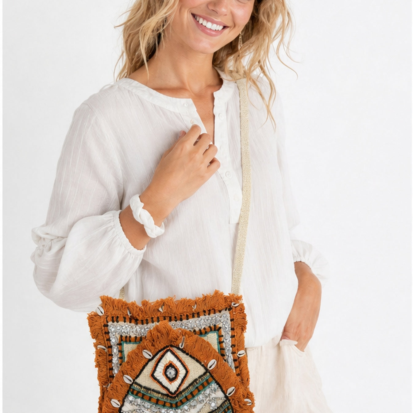 HS crossbody tas Oranje Eye Borduursel - gedragen op model