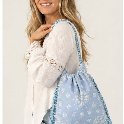 HS tas Blauw Fringe - gedragen op model