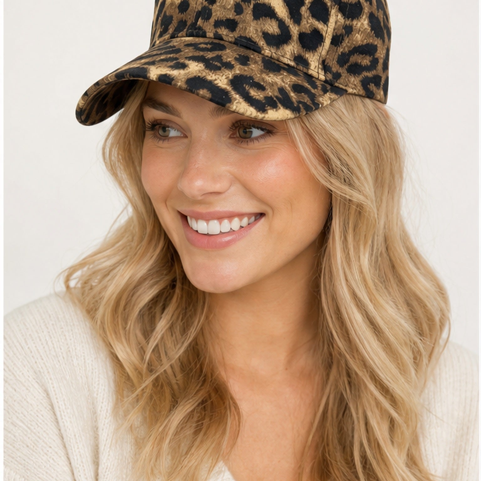 HS petje Bruin Leopard Print - gedragen op model