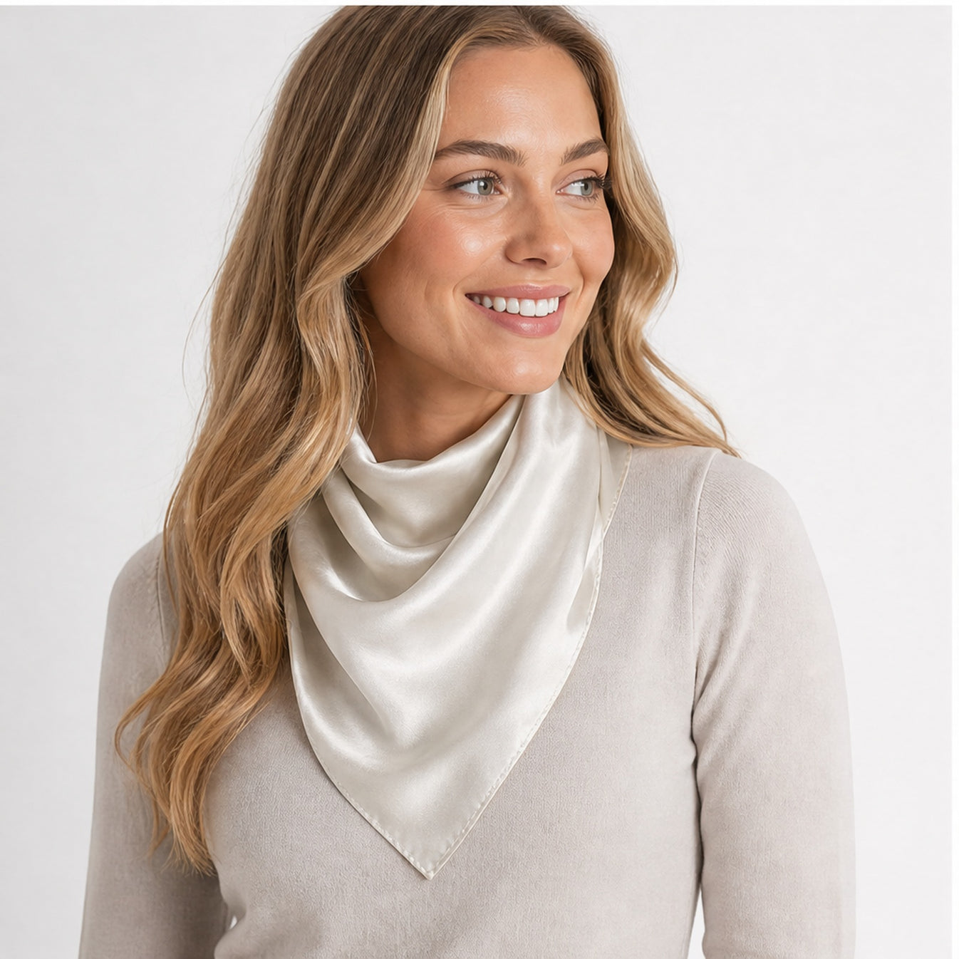 HS 70x70 Satijnen Look Sjaal Effen - Meerdere Kleuren - Ivoor Effen - gedragen op model