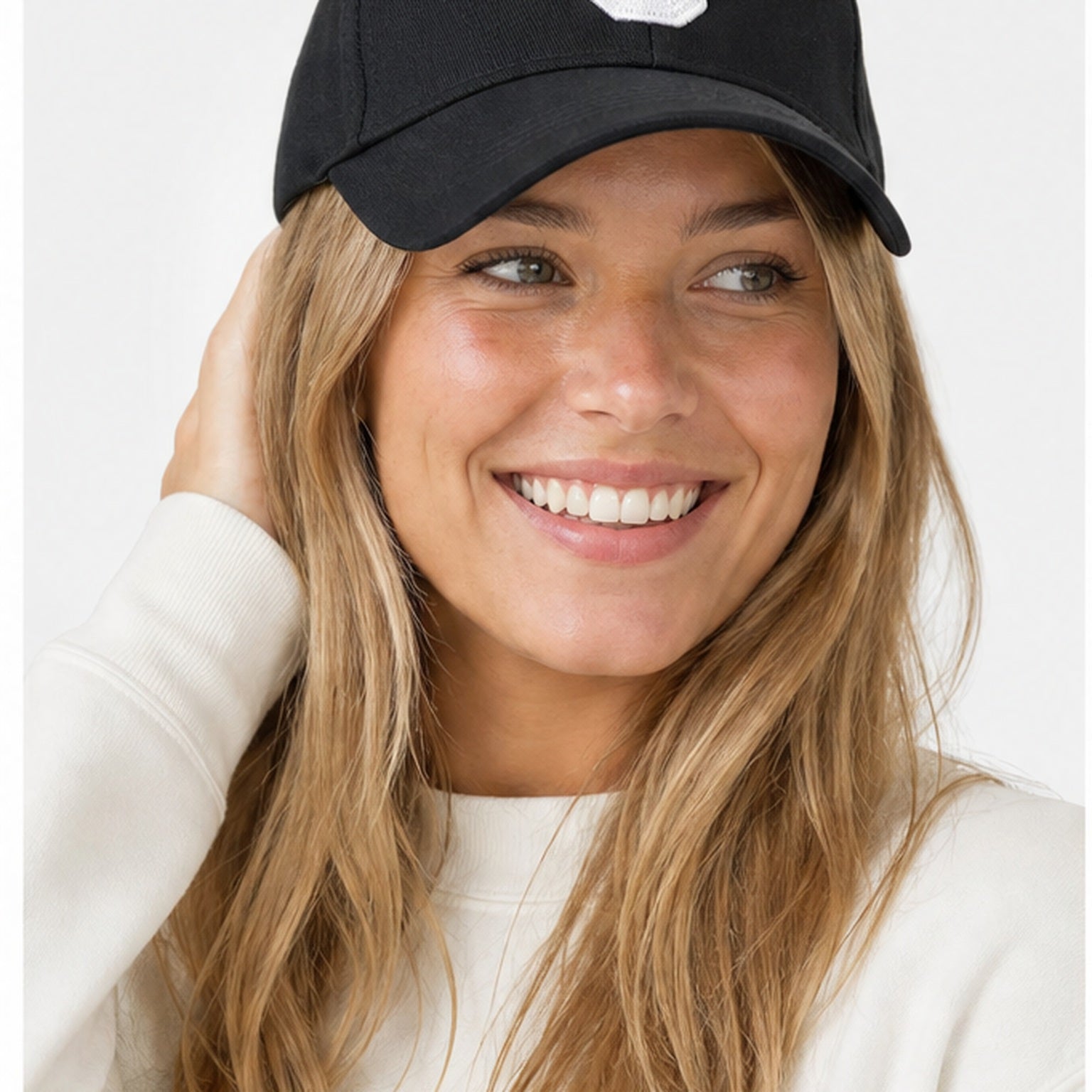 HS petje Zwart Witte C Patch - gedragen op model