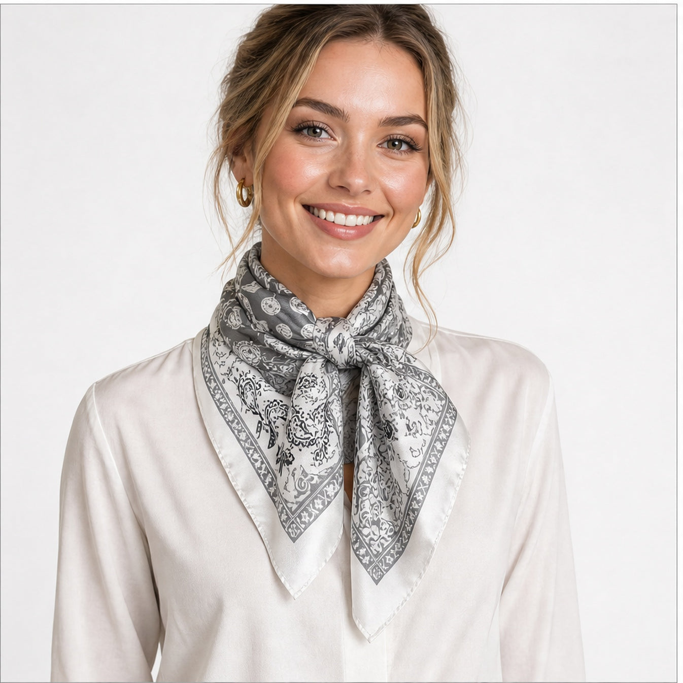 HS 70x70 Satijnen Look Sjaal Barok/Paisley - Meerdere Prints - Grijs Paisley - gedragen op model