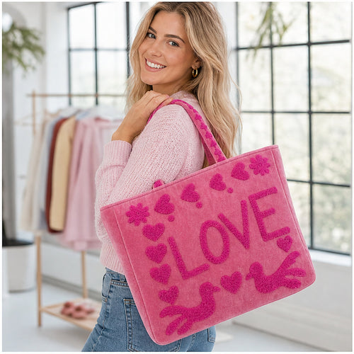 HS Velvet Tas Love Peace Fuchsia - gedragen op model