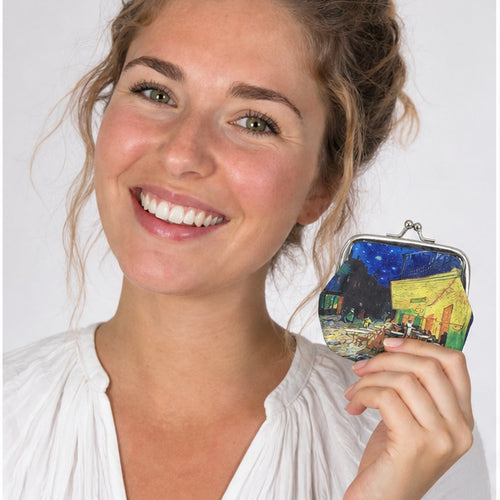 HS portemonnee Van Gogh Cafe Terrace - gedragen op model