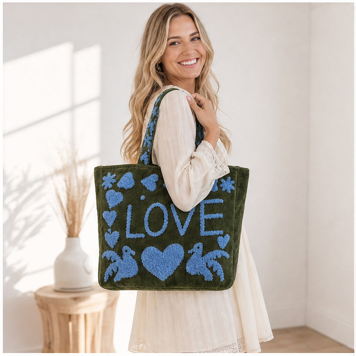 HS Velvet Tas Love Peace Olijfgroen - gedragen op model