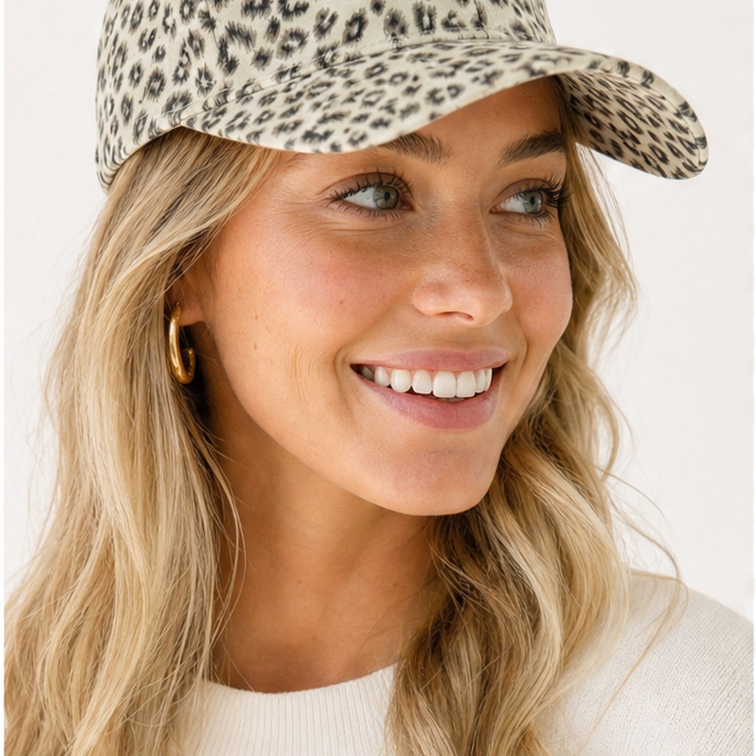 HS petje Wit Leopard Print - gedragen op model