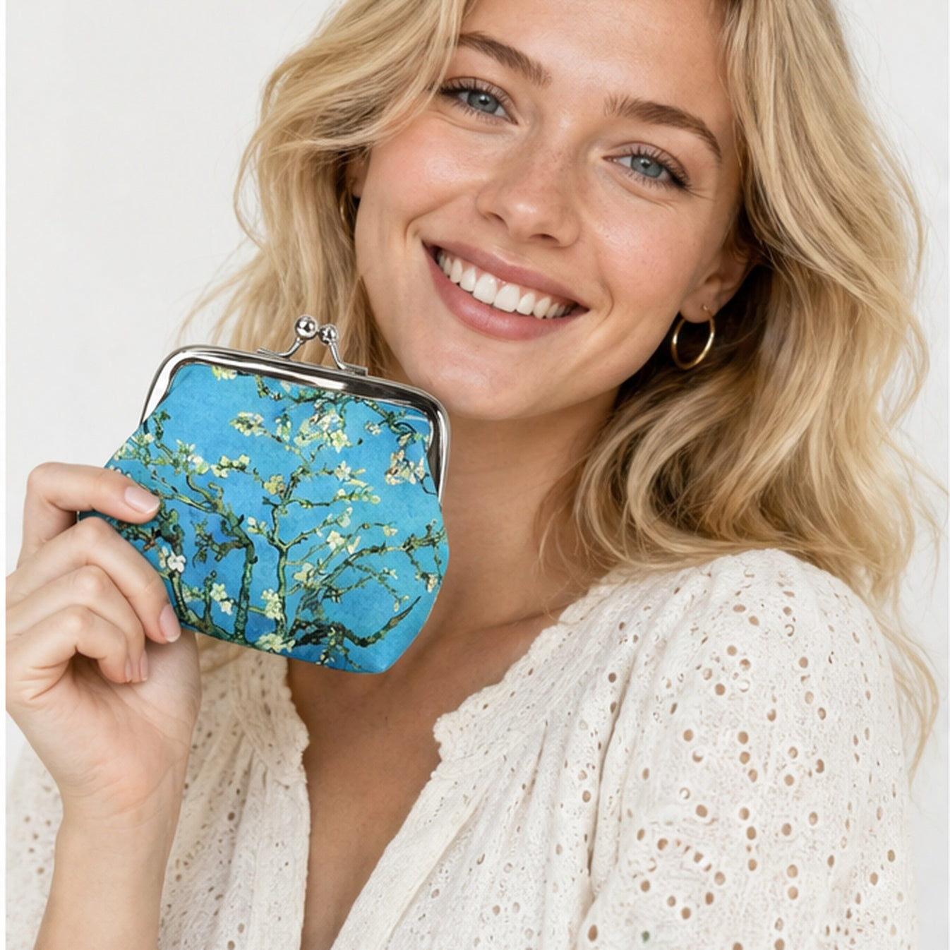 HS portemonnee Van Gogh Almond Blossom - gedragen op model