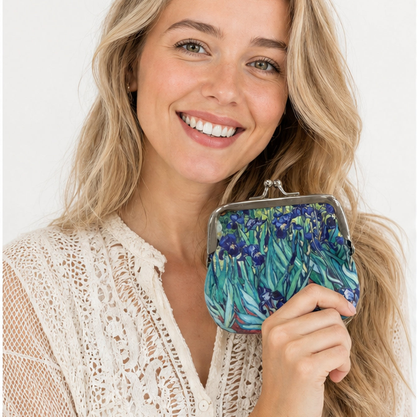 HS portemonnee Van Gogh Irises - gedragen op model