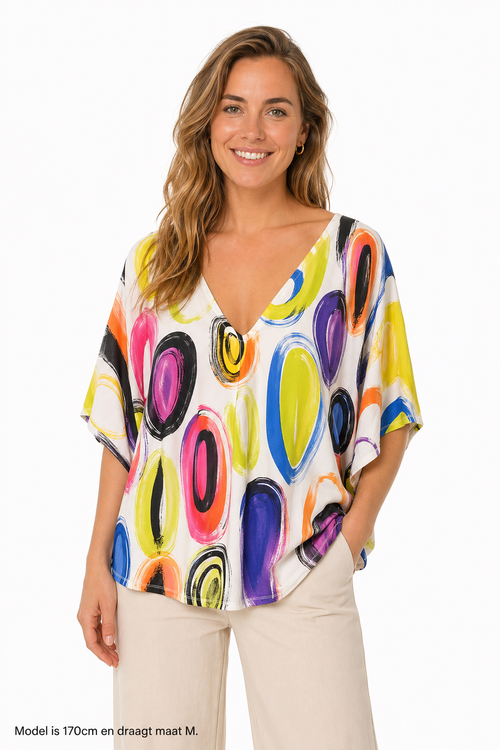 Joy blouse abstracte print - Op model vooraanzicht