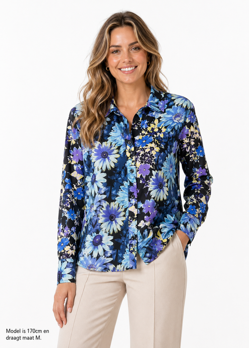 Vegas blouse abstracte print - Op model vooraanzicht