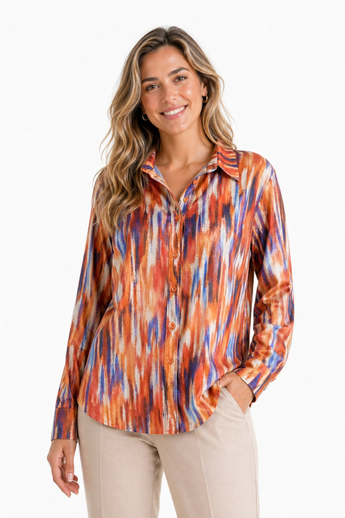 Vegas blouse abstracte print - Op model vooraanzicht