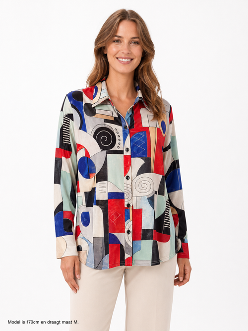 Vegas blouse abstracte print - Op model vooraanzicht