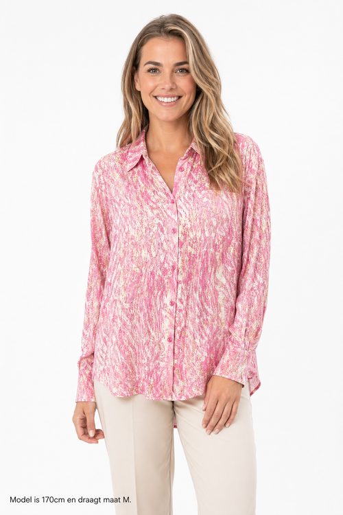 Vegas blouse abstracte print - Op model vooraanzicht