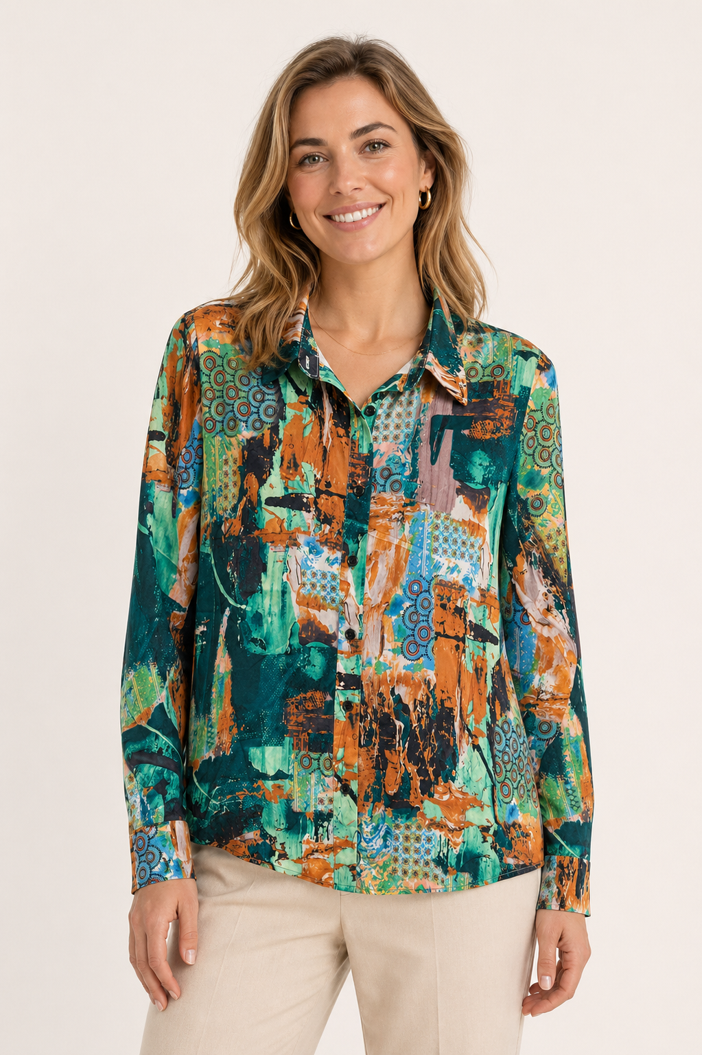 Vegas blouse abstracte print - Op model vooraanzicht