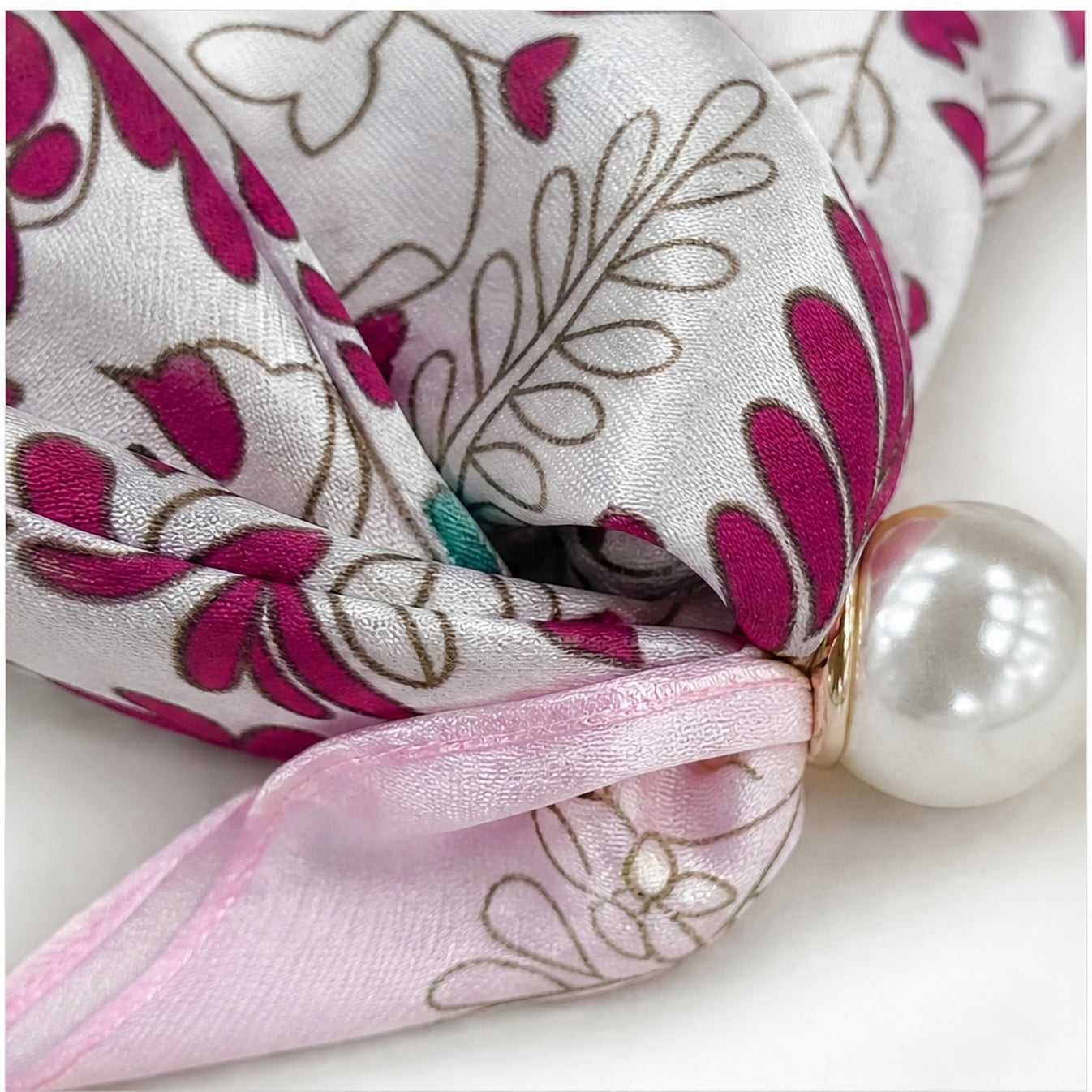 HS Parelsjaal - Meerdere Prints - Wit Roze Bloemenprint - detail van stof, parel en magneetsluiting