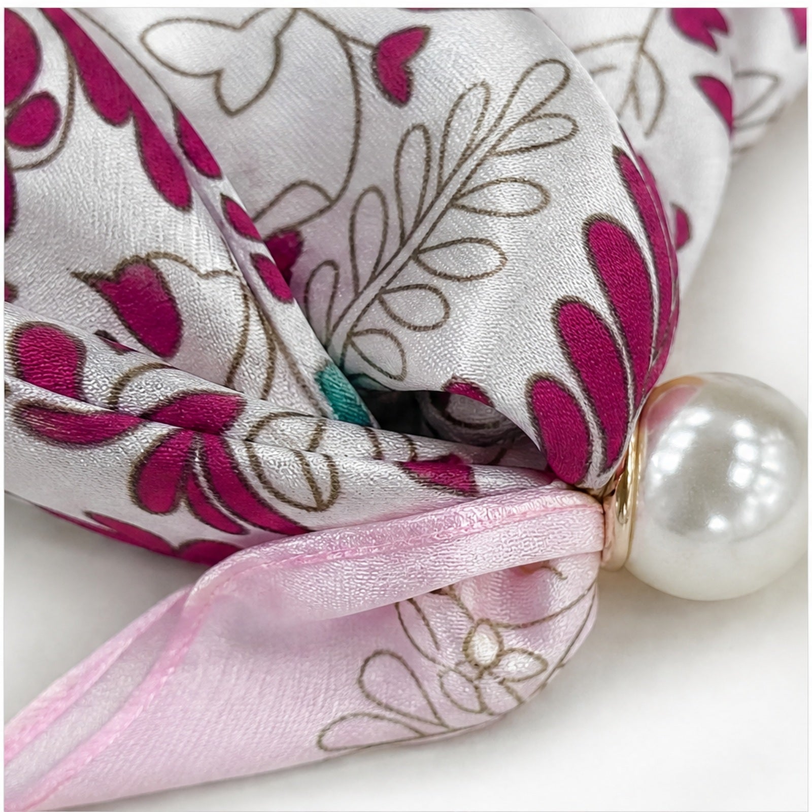 HS Parelsjaal - Meerdere Prints - Wit Roze Bloemenprint - detail van stof, parel en magneetsluiting