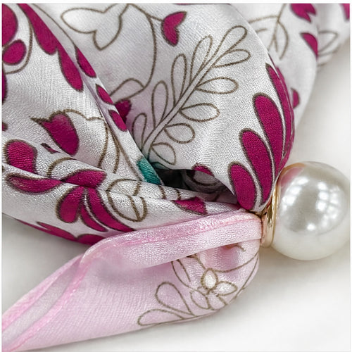 HS Parelsjaal - Meerdere Prints - Wit Roze Bloemenprint - detail van stof, parel en magneetsluiting