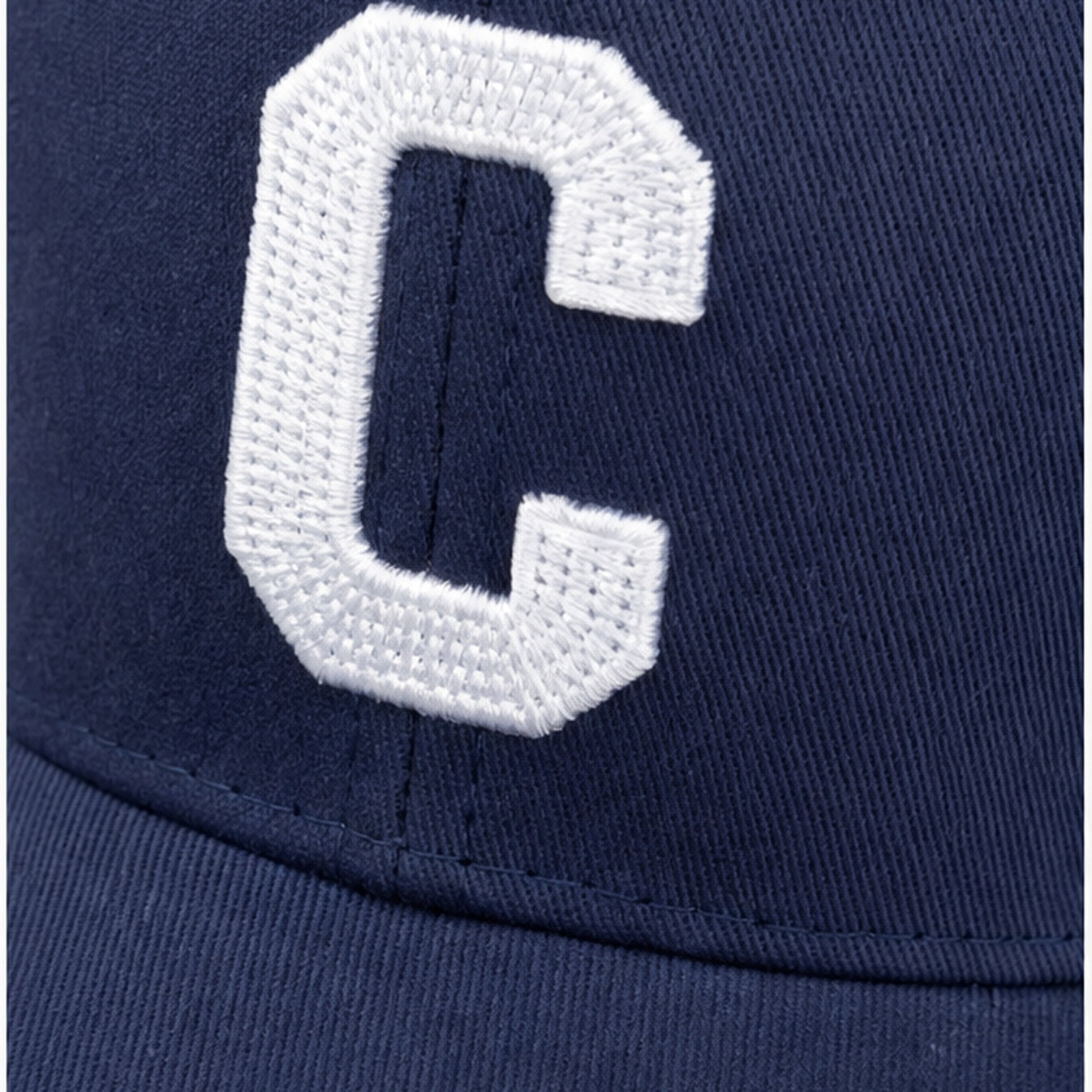 HS petje Navy Witte C Patch - detail van materiaal en afwerking