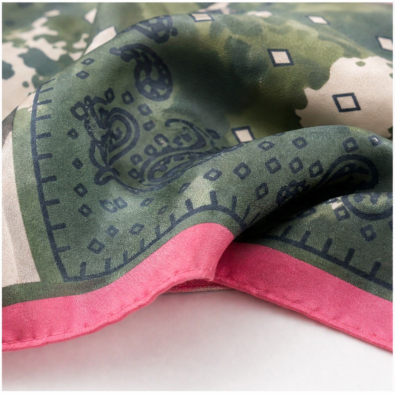 HS Zijde Look Sjaal 70x70 - Donkergroen Paisley Fuchsia Rand - detail van zijde-look stof en rand