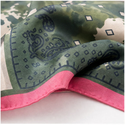 HS Zijde Look Sjaal 70x70 - Donkergroen Paisley Fuchsia Rand - detail van zijde-look stof en rand