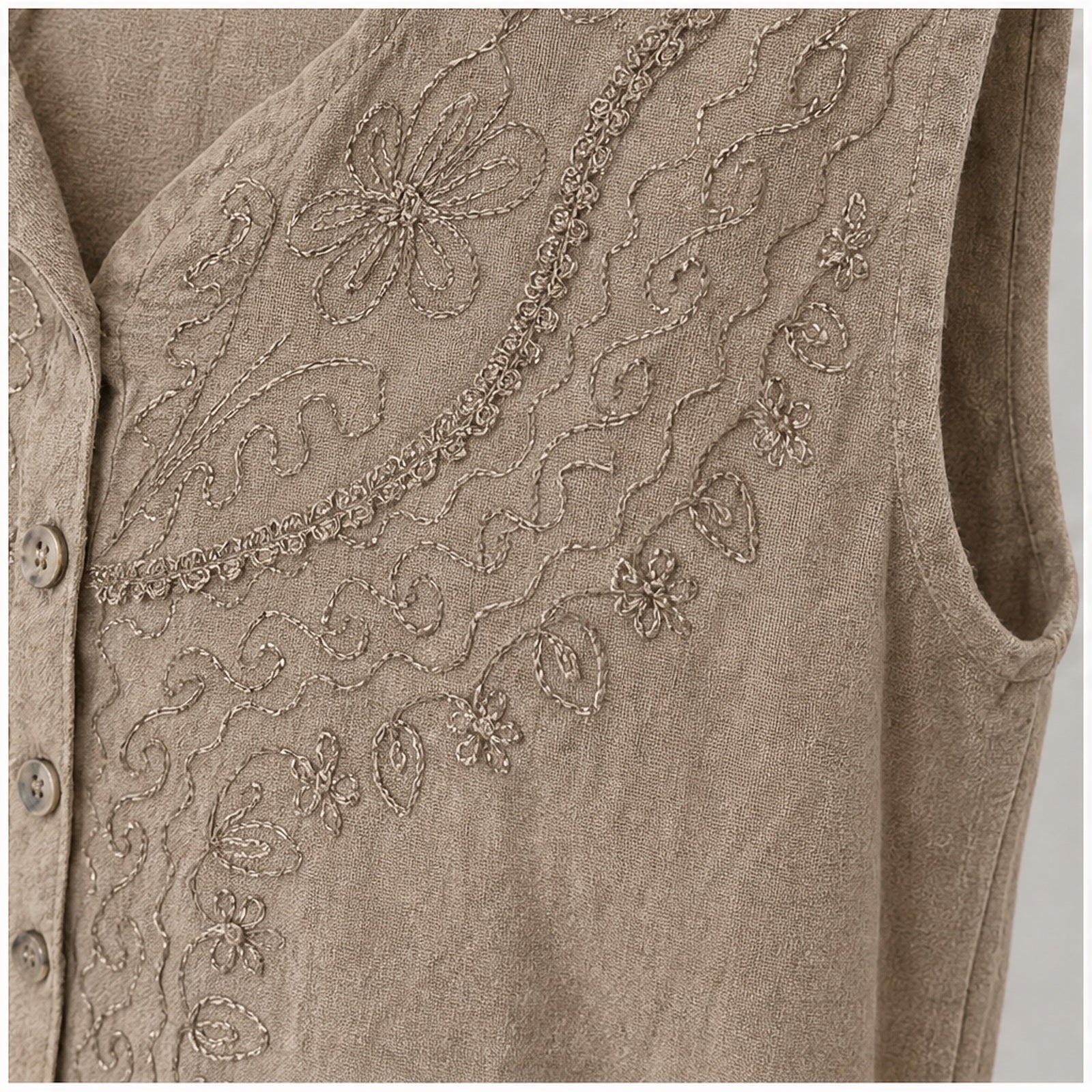 HS Mouwloos Shirt - Meerdere Kleuren - Taupe Borduursel - detail van stof, borduursel en mouw