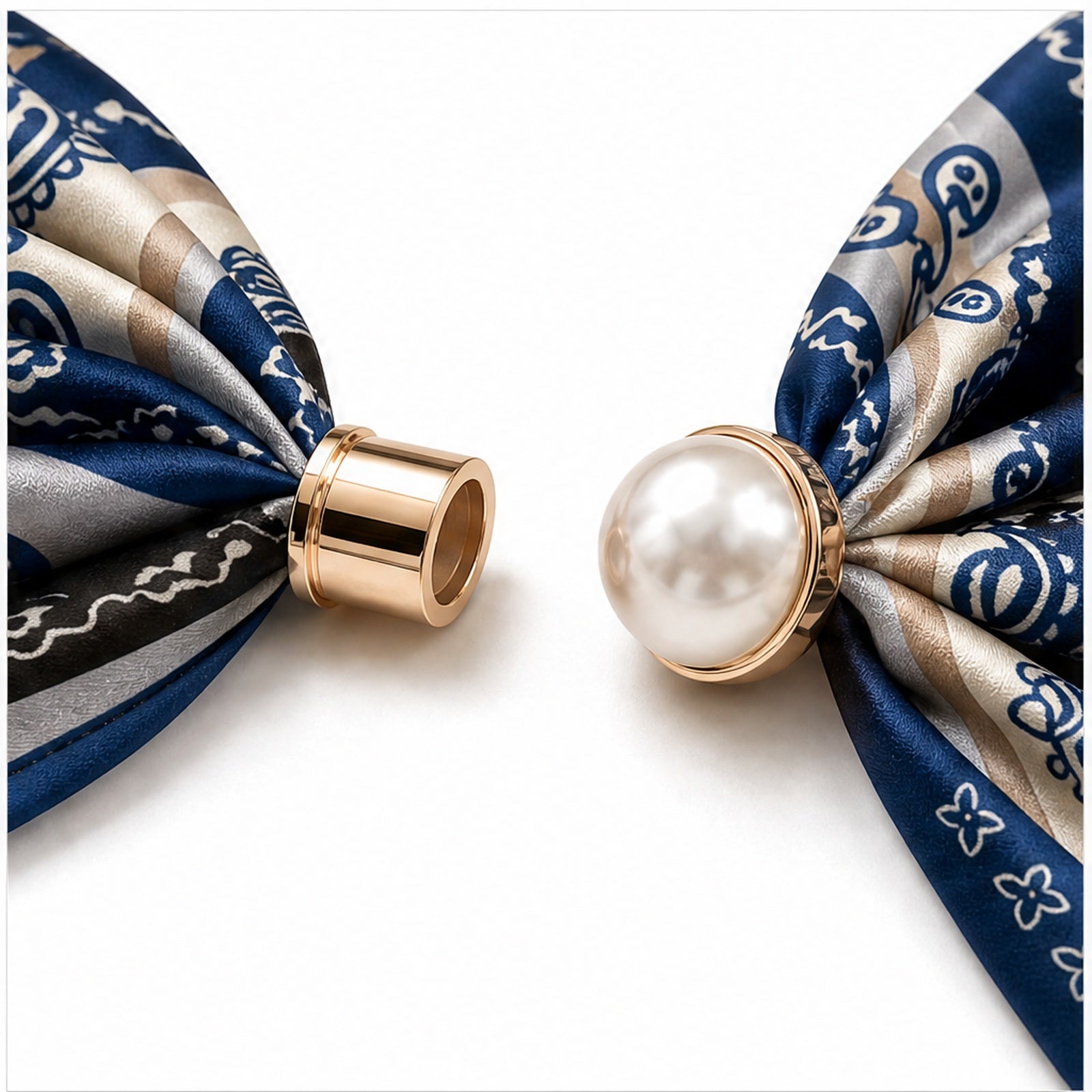 HS Parelsjaal Groot - Blauw Paisley Randprint - detail van stof, parel en magneetsluiting
