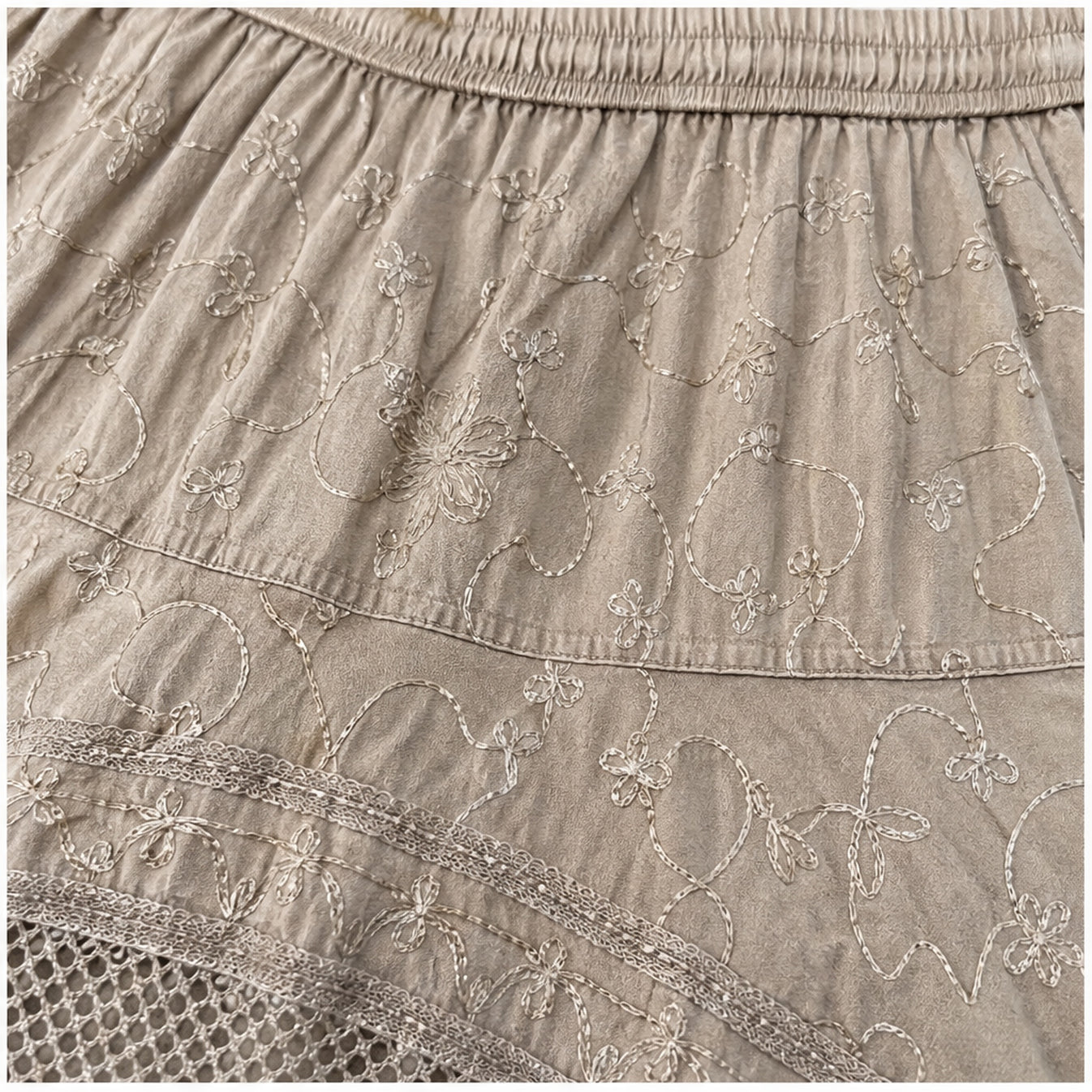 HS Rok Handmade in India - Meerdere Kleuren - Taupe - detail van handwerk en borduursel
