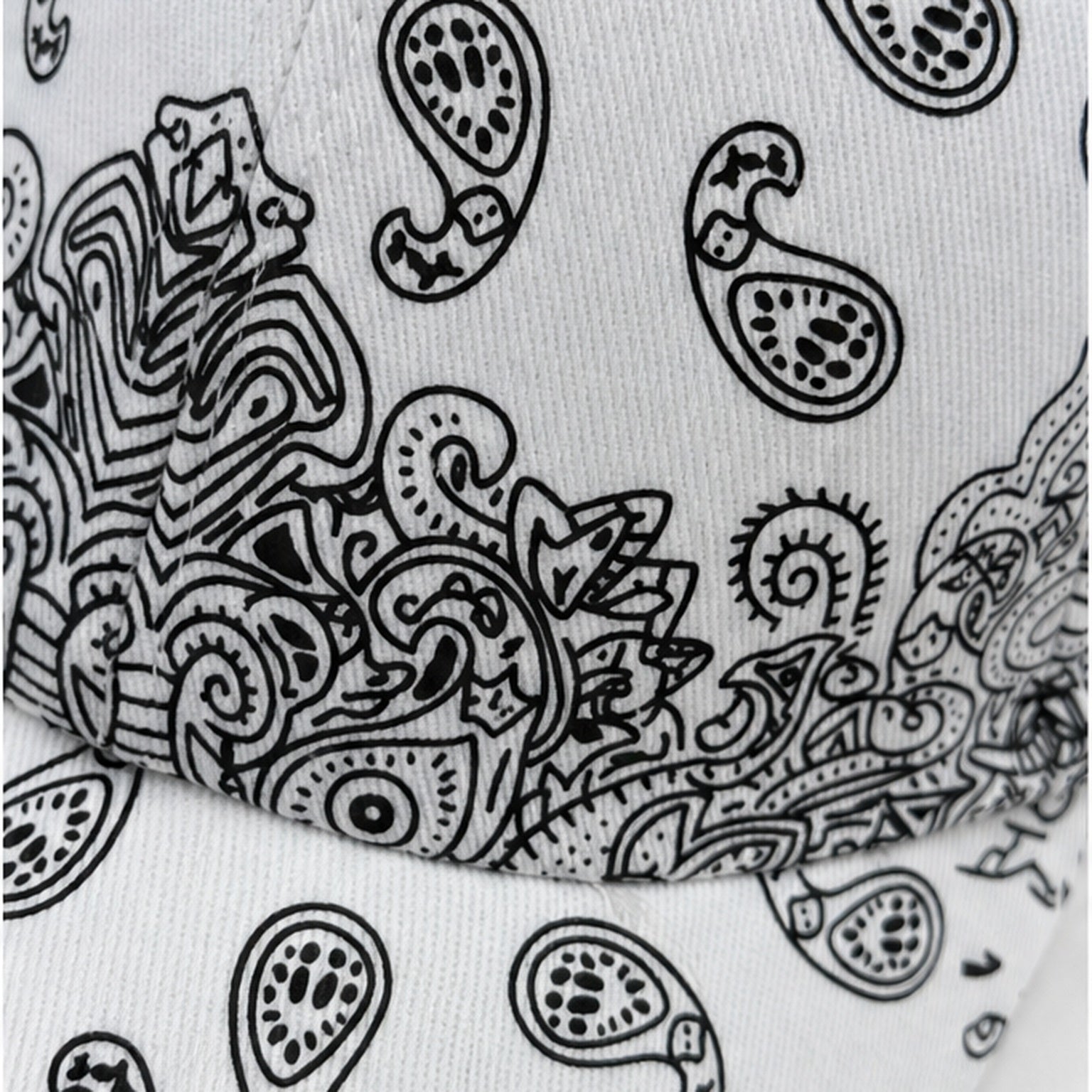 HS petje Wit Paisley Print - detail van materiaal en afwerking
