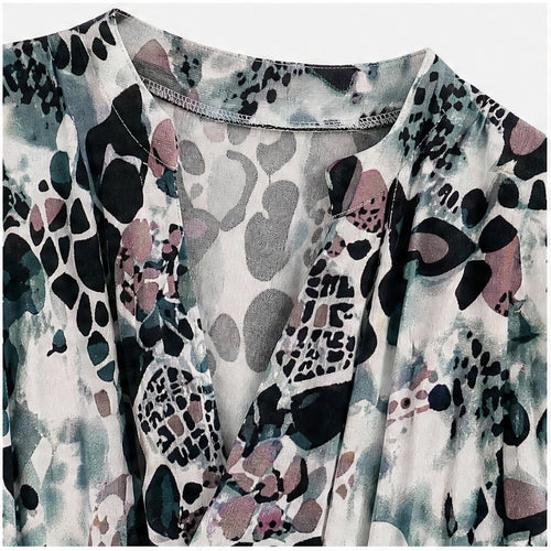 Jimi Fei Paris Zwart Wit Teal Bloemenprint - detail hals en print