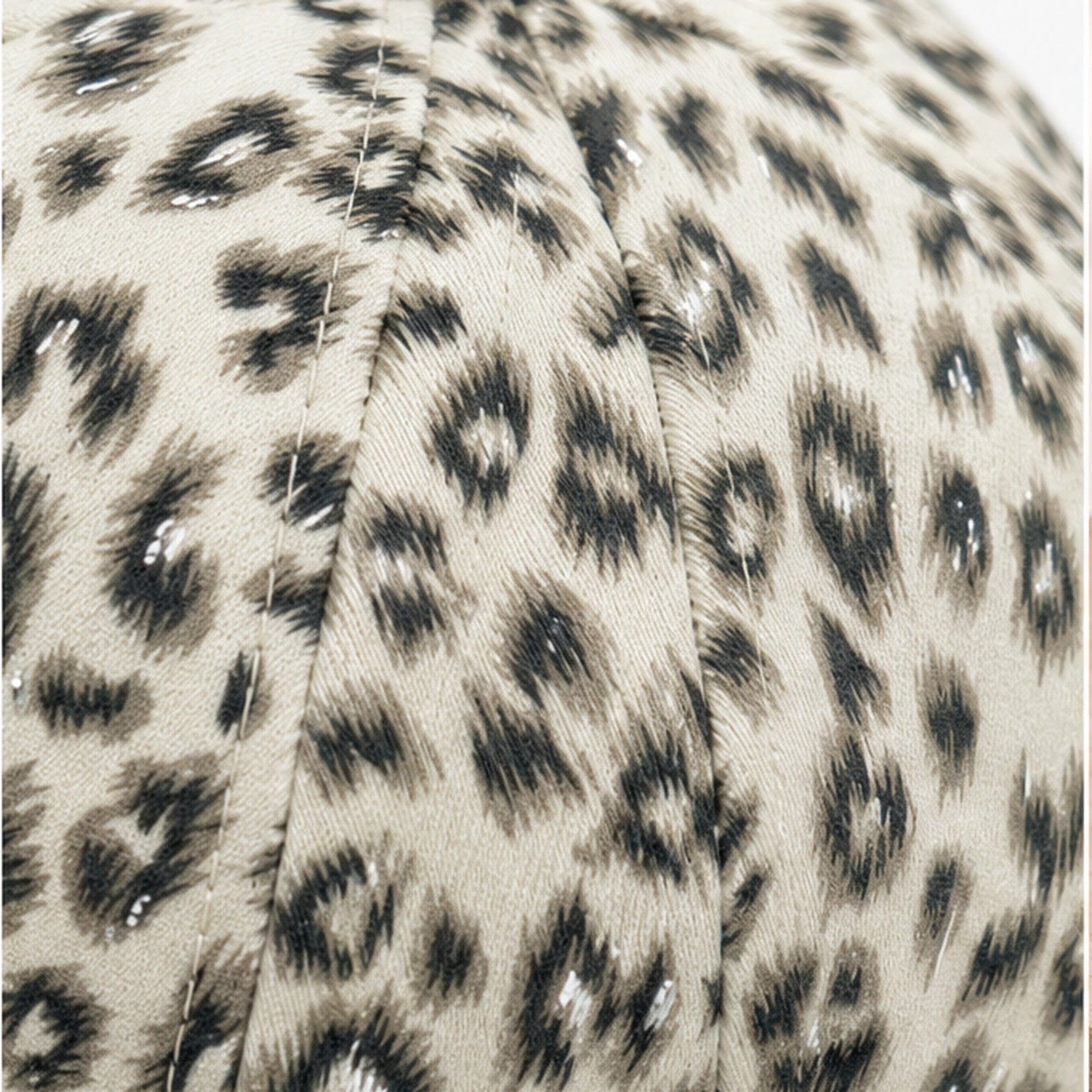 HS petje Wit Leopard Print - detail van materiaal en afwerking