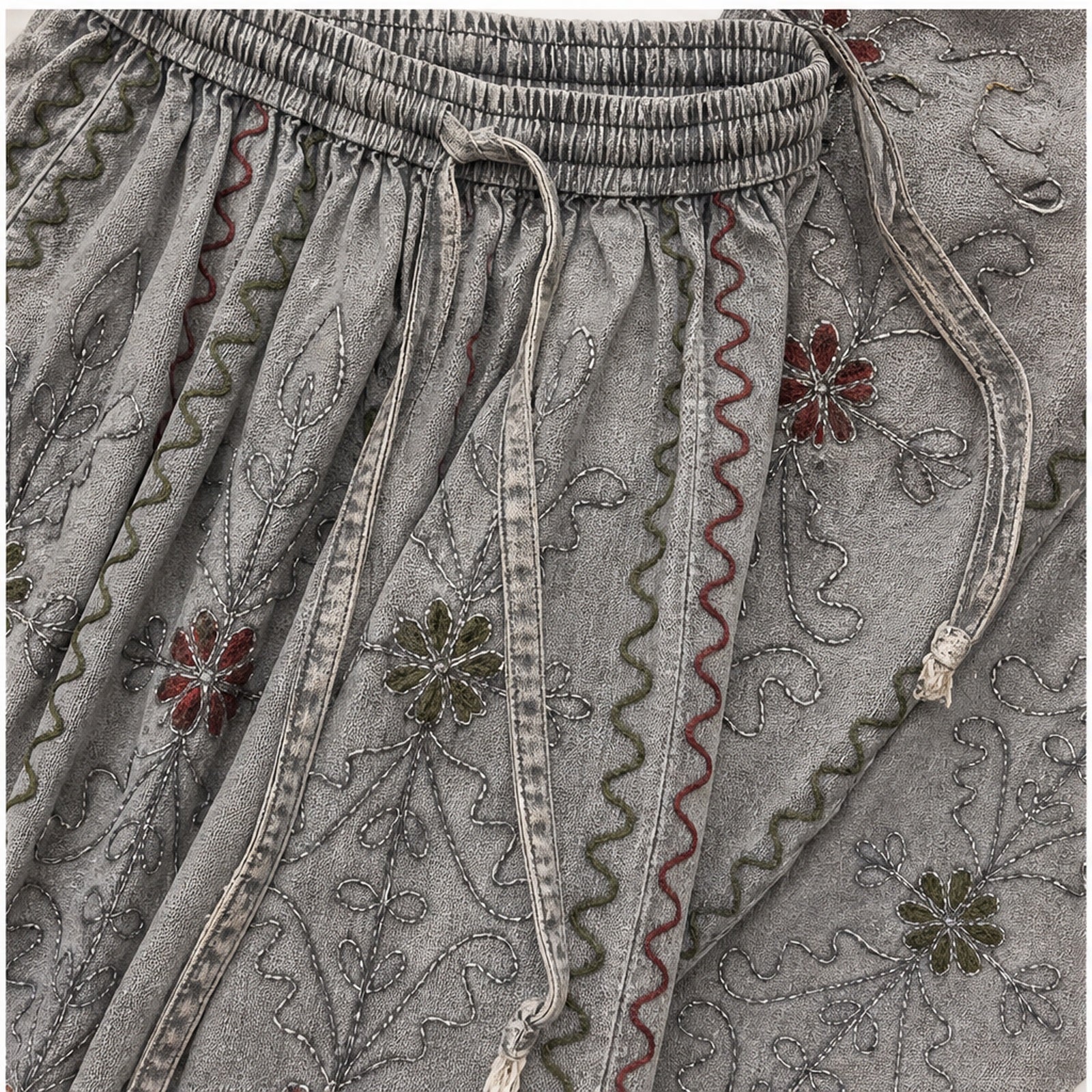 HS Rok - Meerdere Kleuren - Grijs Borduursel - detail van borduursel en tailleband