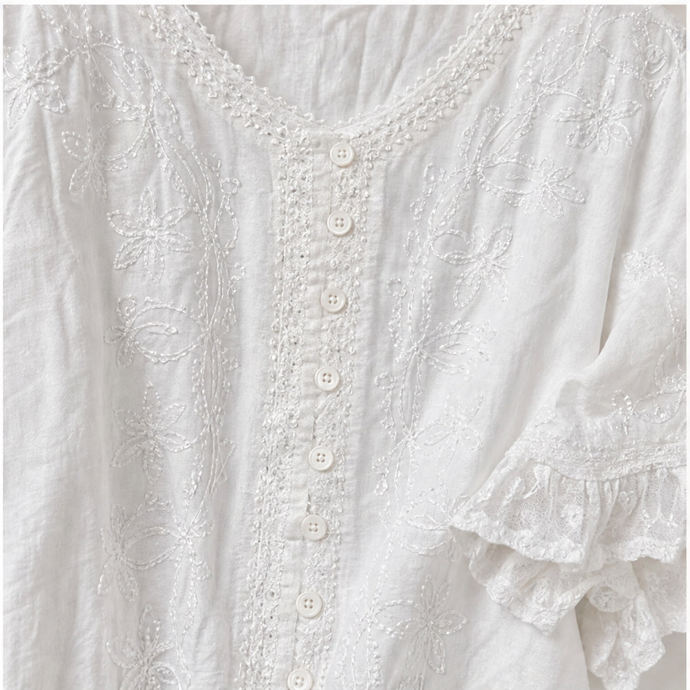 HS Top - Meerdere Kleuren - Wit Borduursel - detail van borduursel en knoopsluiting