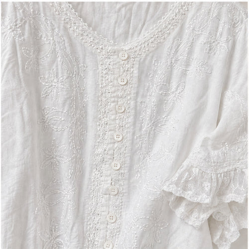 HS Top - Meerdere Kleuren - Wit Borduursel - detail van borduursel en knoopsluiting