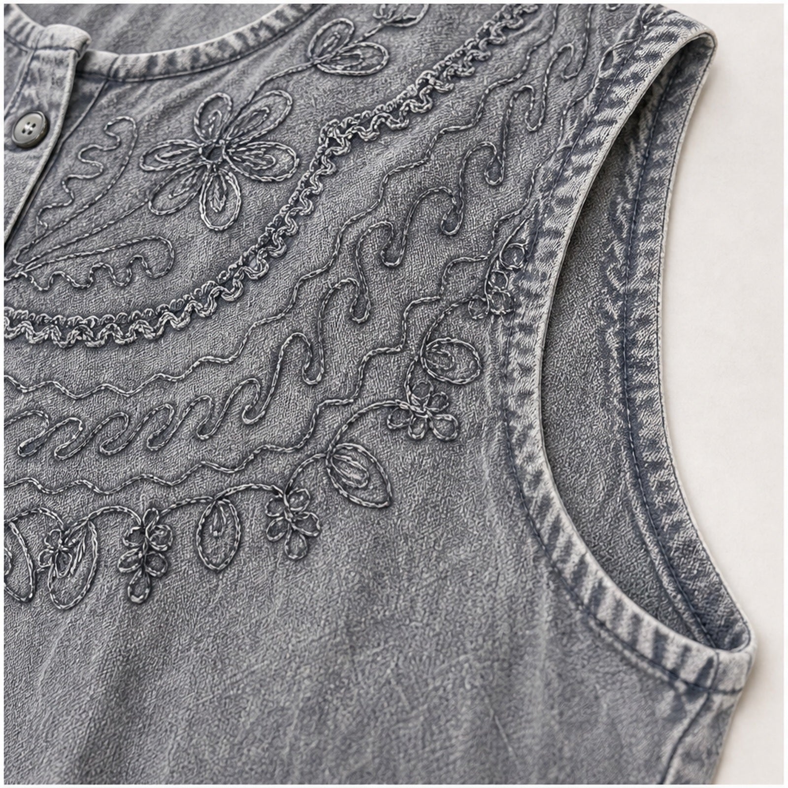 HS Mouwloos Shirt - Meerdere Kleuren - Zilvergrijs Borduursel - detail van stof, borduursel en mouw