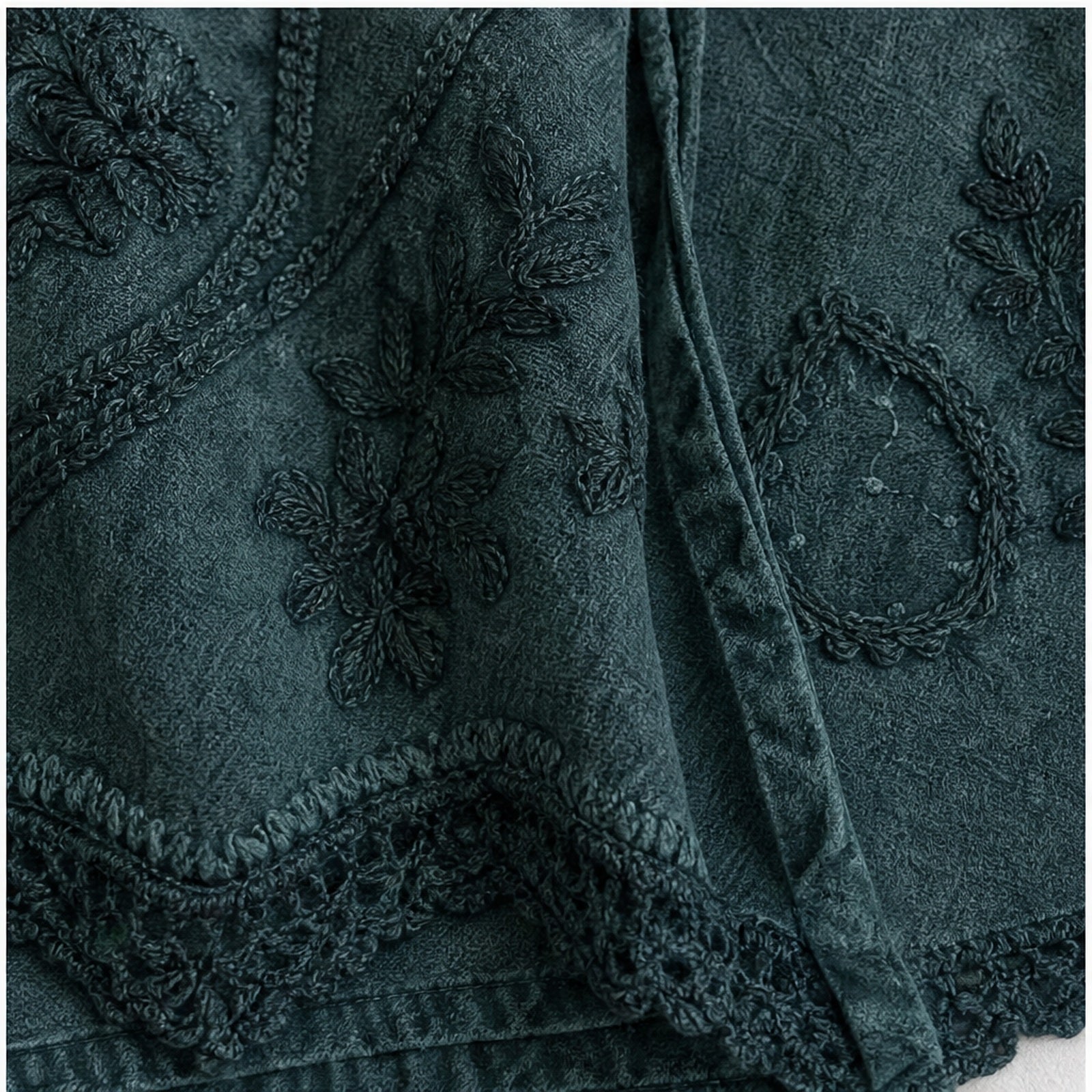 HS Shirt - Meerdere Kleuren - Petrolgroen Borduursel - detail van stof, borduursel en mouw